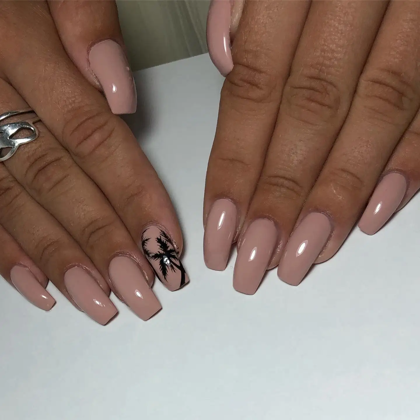 Mẫu nail nổi bật cho làn da tay sậm màu