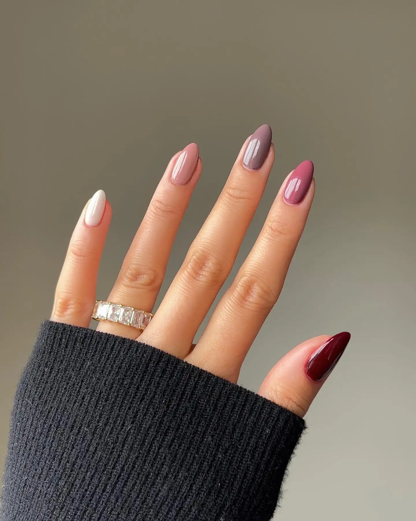 Gợi ý màu nail đẹp dành cho tay đen
