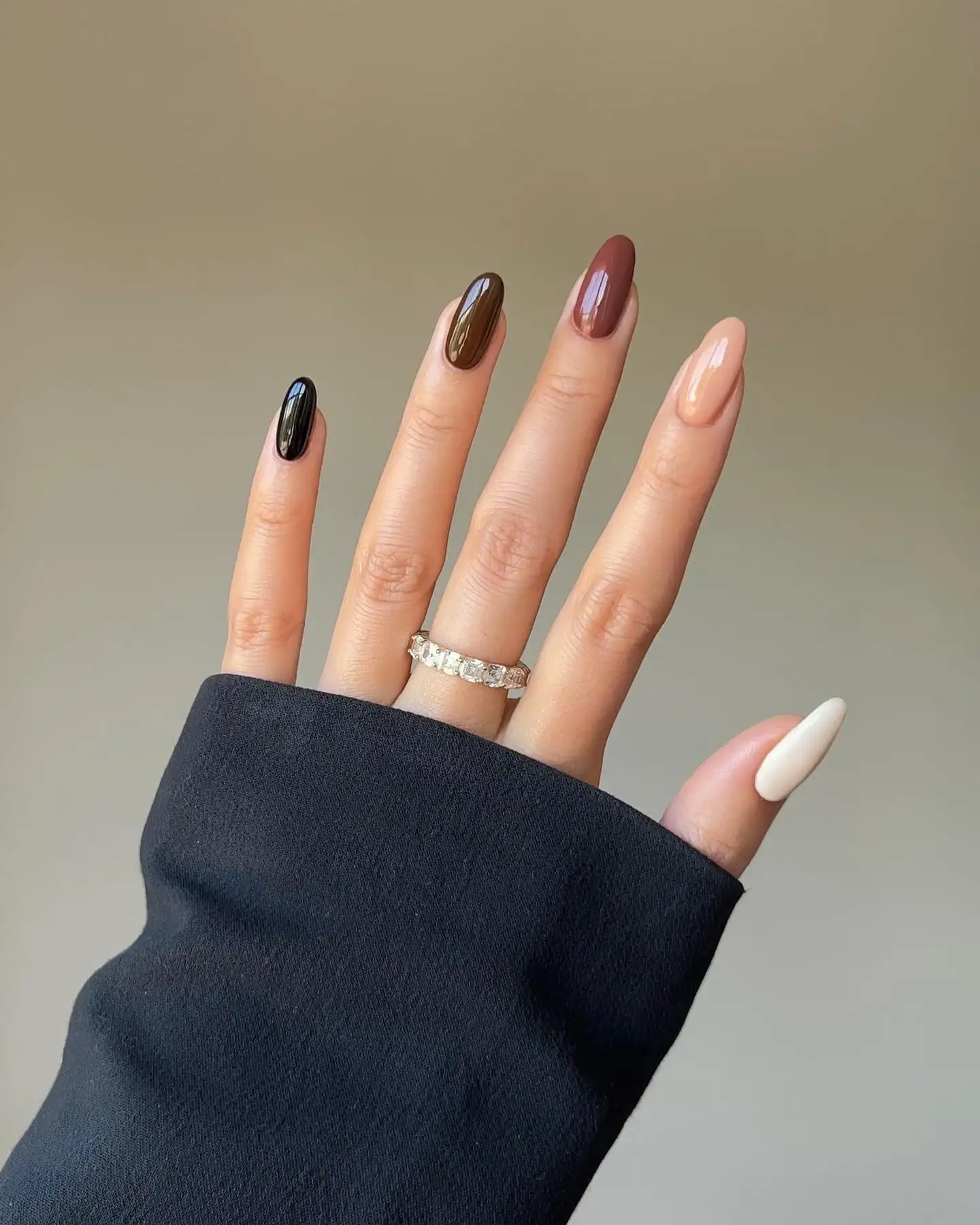 Thiết kế nail hợp với da tay tối màu