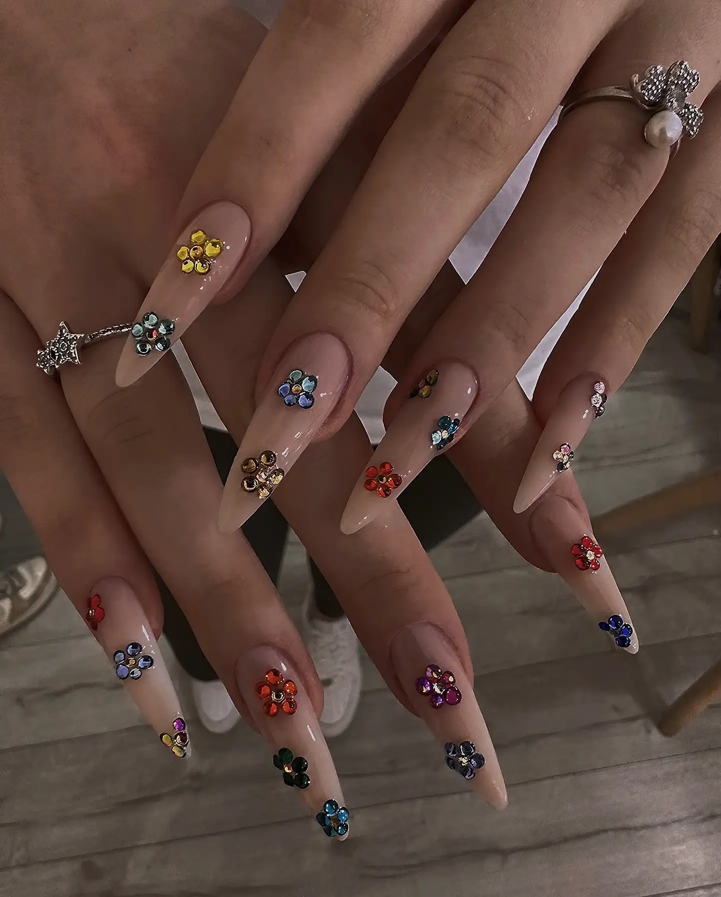 mẫu nail nhẹ nhàng cho tay ngăm đen