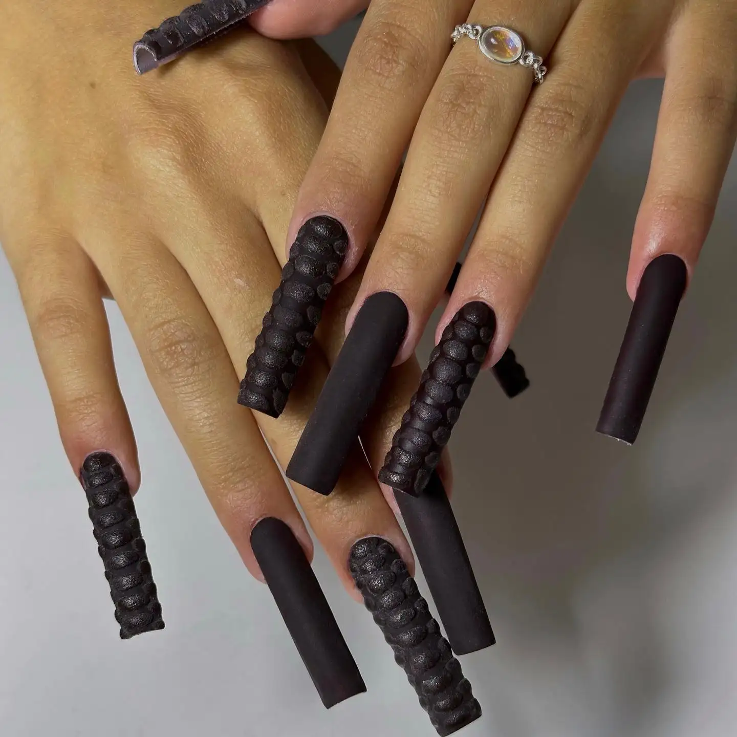 mẫu nail hot trend dành cho da tay đen