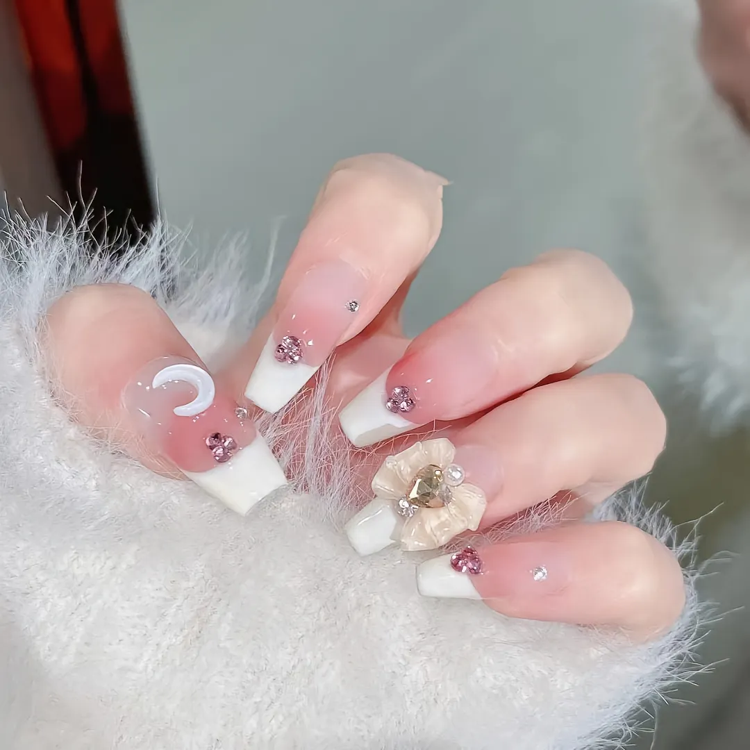 nail trắng đính nơ cute