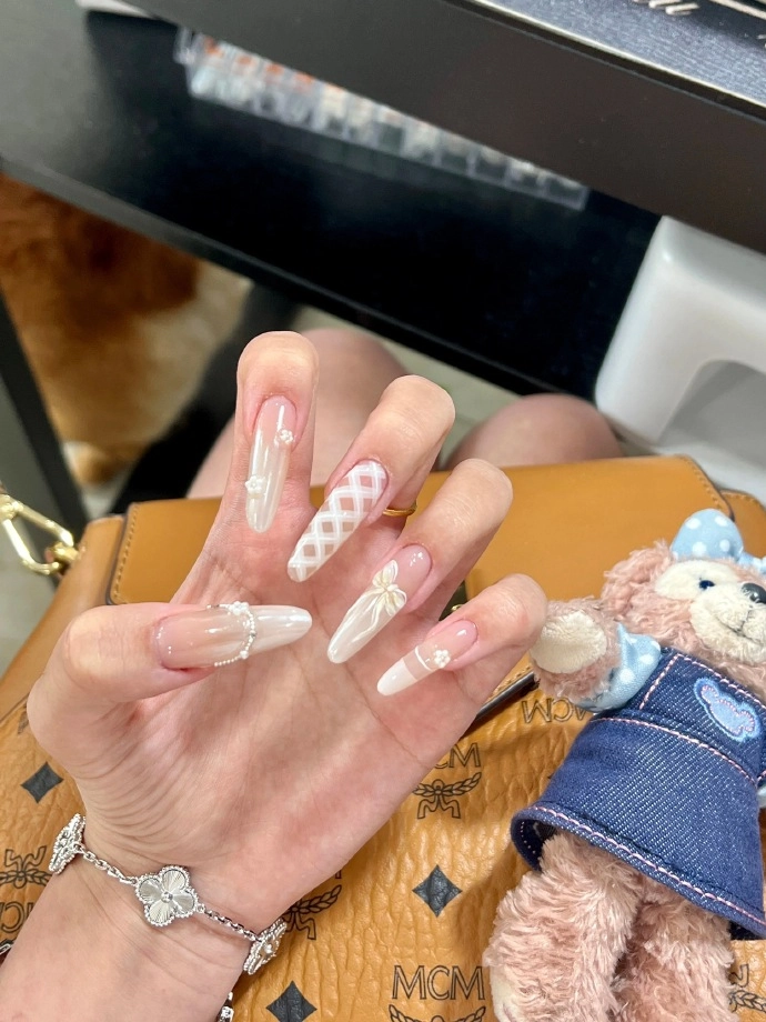nail trắng đính nơ xinh