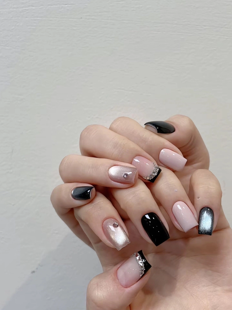 mẫu sơn móng tay màu đen hot trend