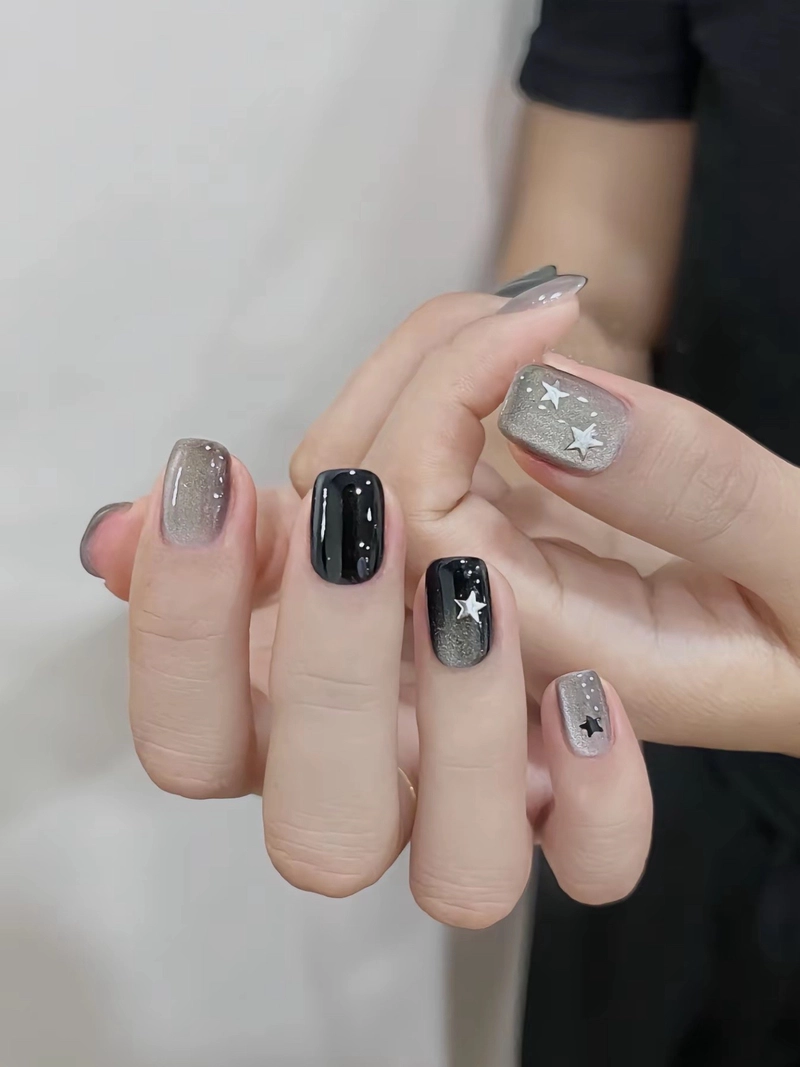 mẫu sơn móng tay màu đen đẹp