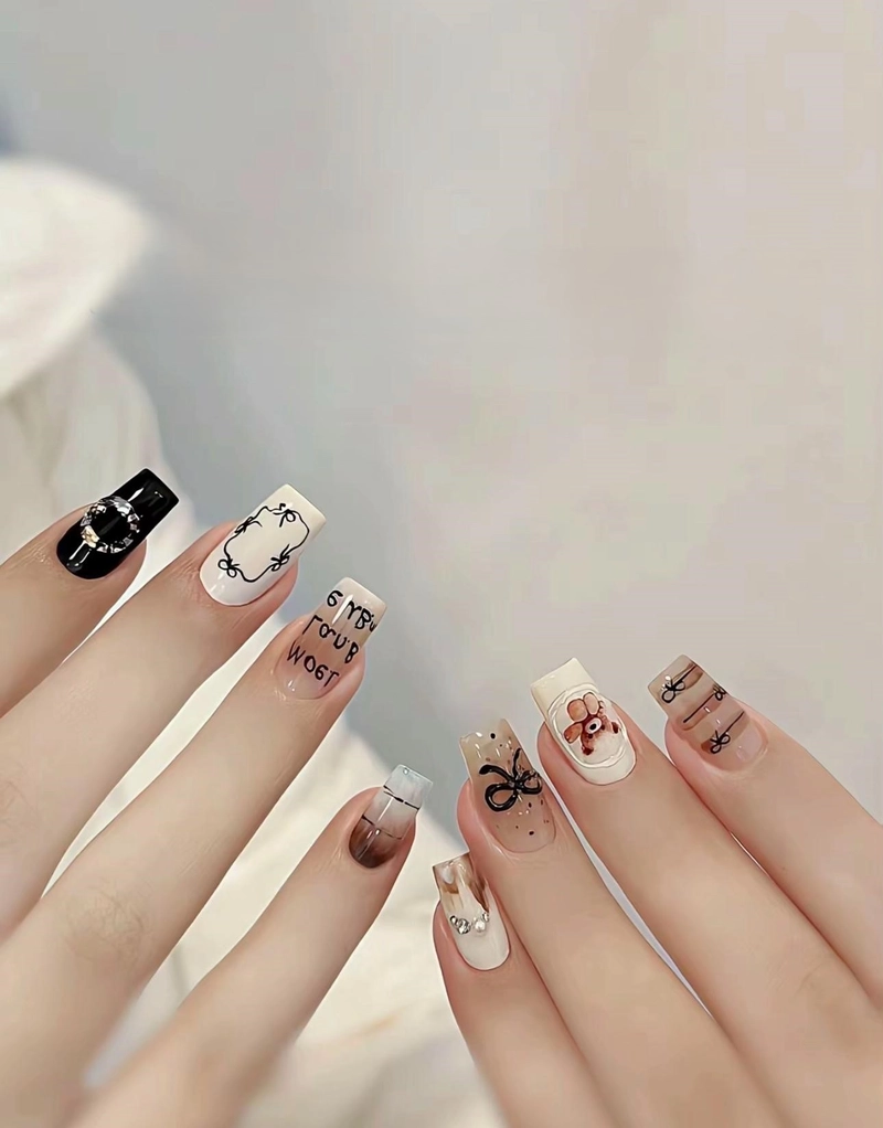 nail tay màu đen kết hợp vẽ cute