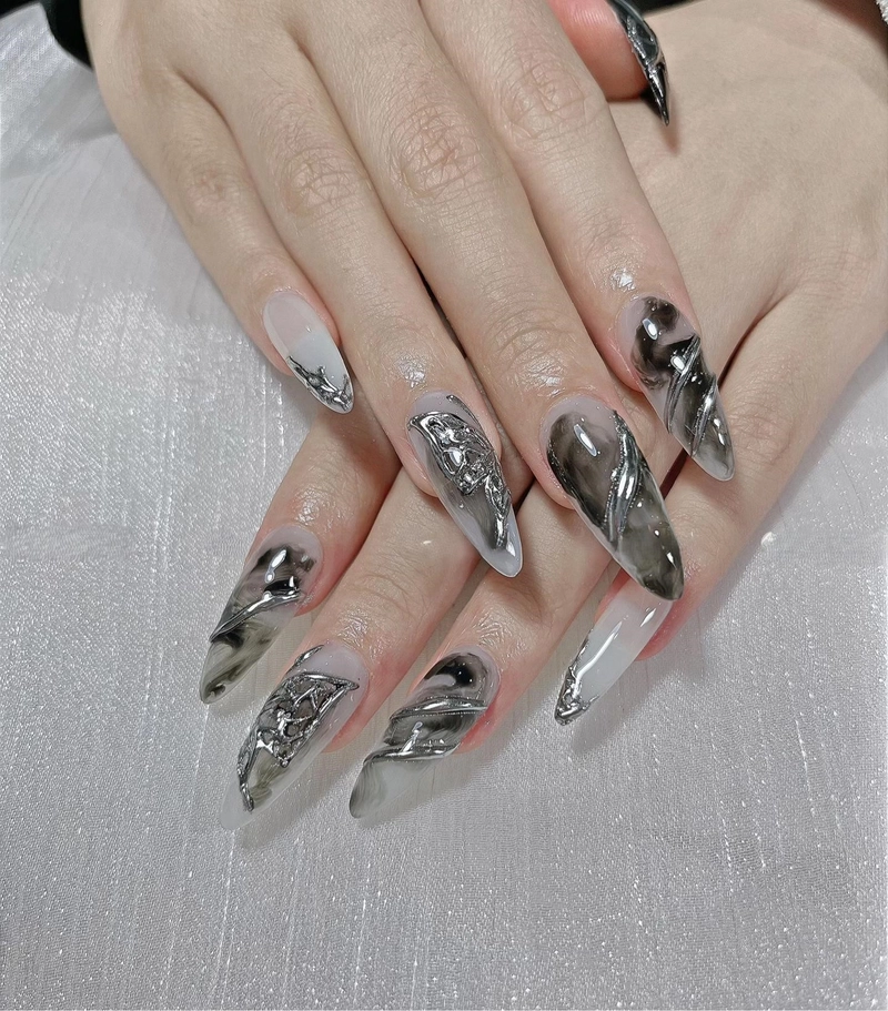 Nail tay đen gắn charm