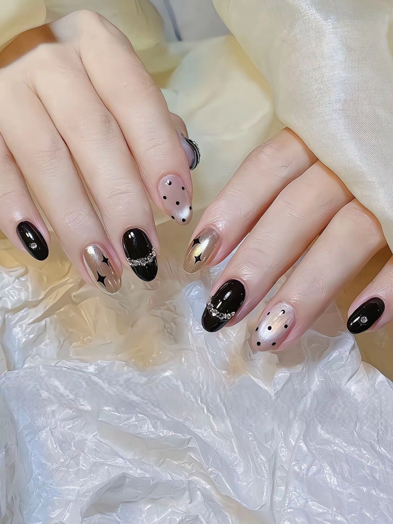 mẫu nail tay màu đen sang trọng