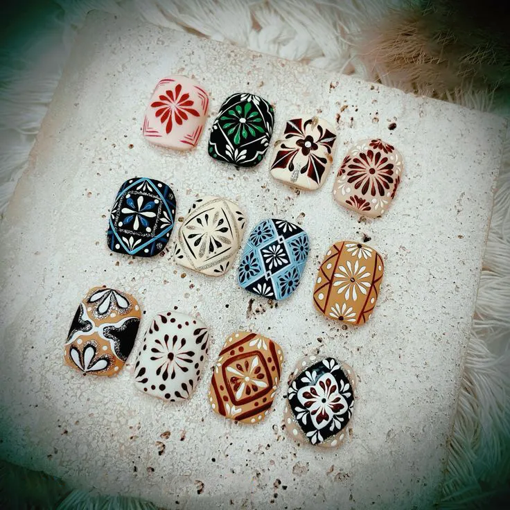 Nail thổ cẩm nổi bật