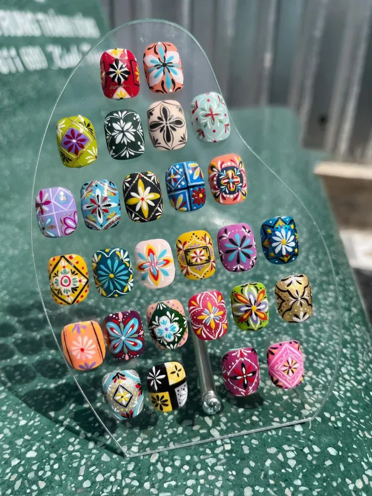 Mẫu nail thổ cẩm xinh