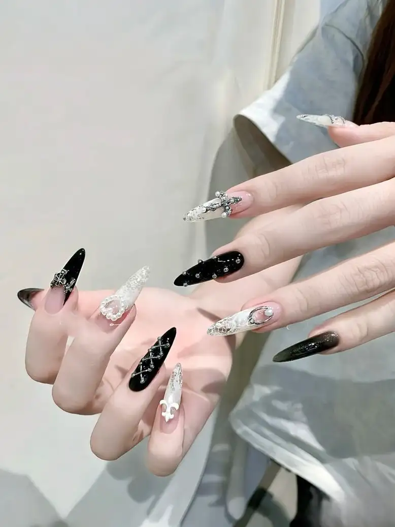 móng tay đen trắng độc đáo