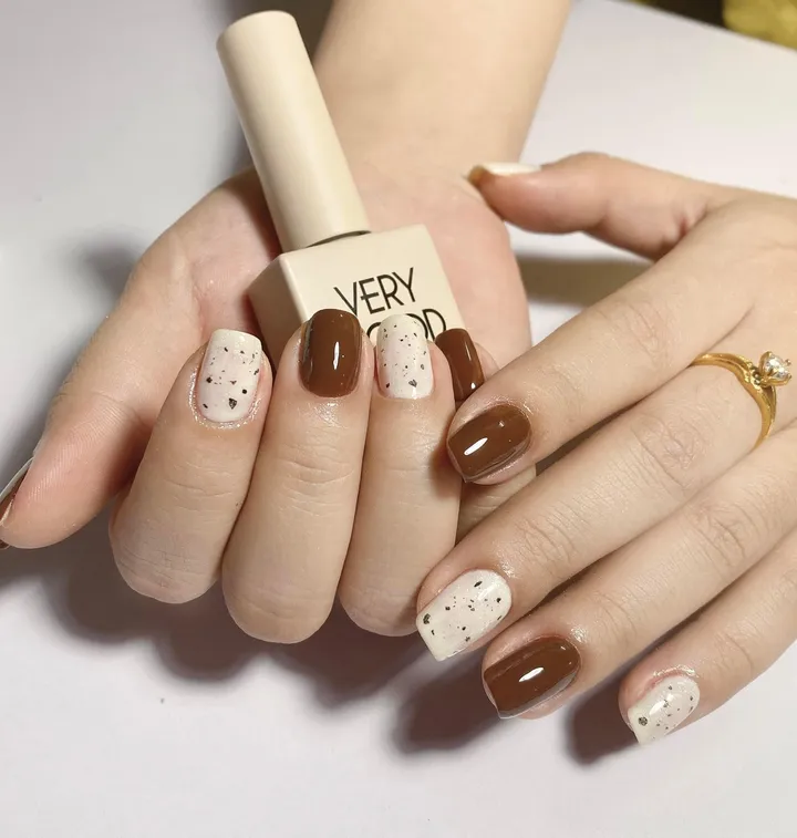 Kiểu nail nâu cho mệnh Thổ