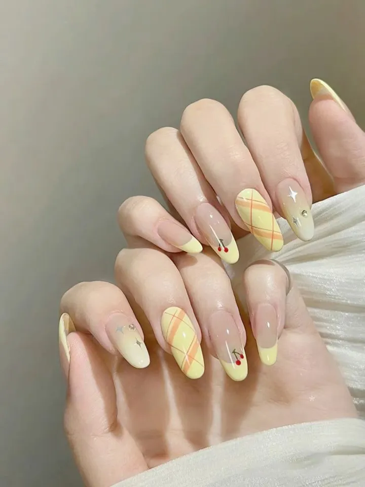 Màu vàng nail cho mệnh Thổ