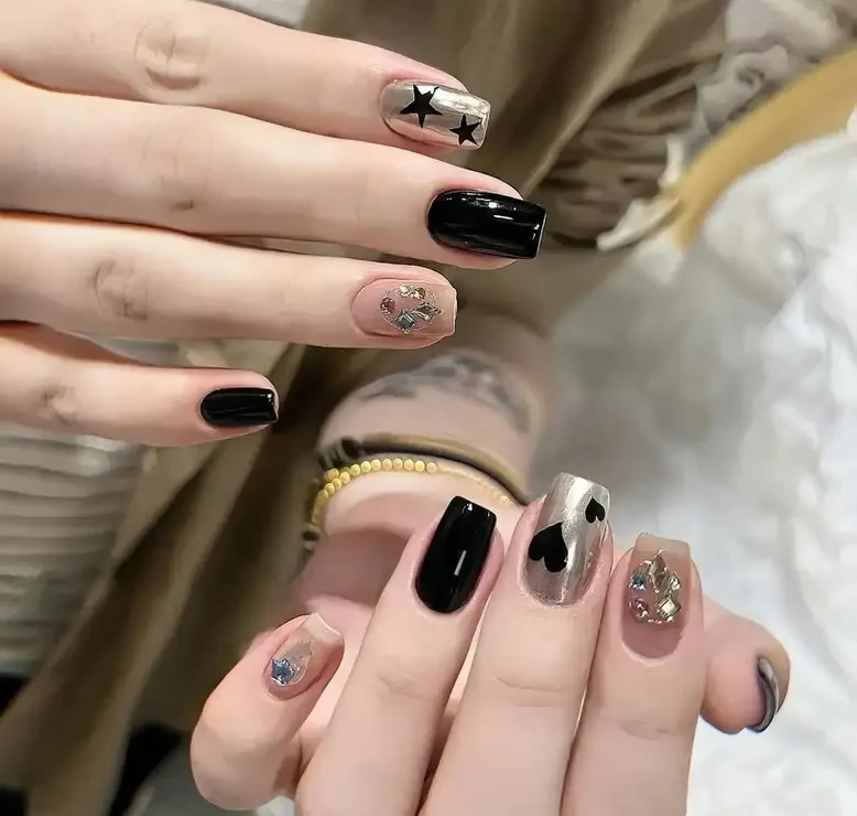 Móng tay màu đen bạc hiện đại
