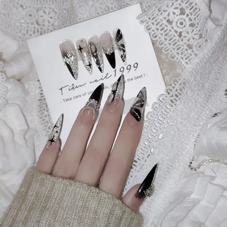 Mẫu nail màu đen linh hoạt kết hợp