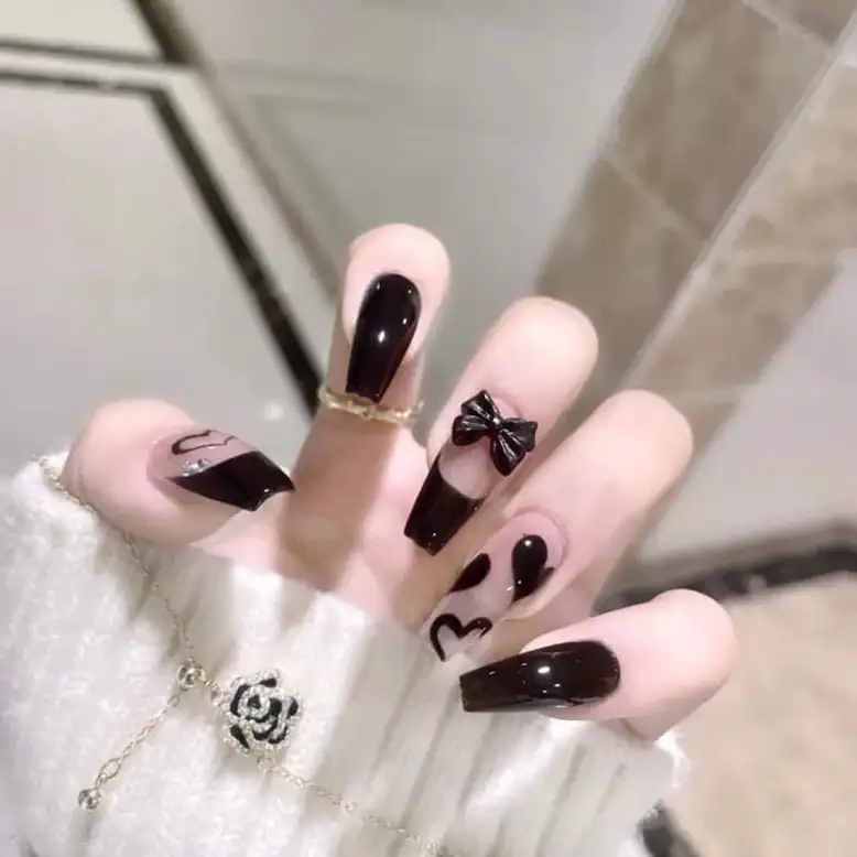 Móng tay đen trắng là lựa chọn hoàn hảo