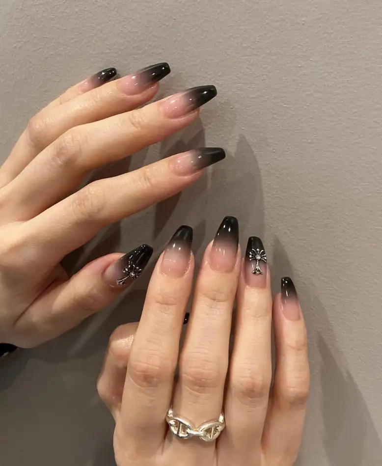 Nail tay màu đen sang trọng