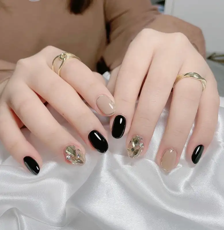 Nail tay màu đen giúp bạn nổi bật