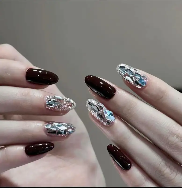 Nail tay màu đen thể hiện phong cách cá tính