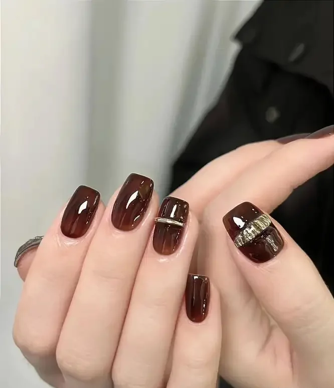 sơn móng tay màu đỏ mận