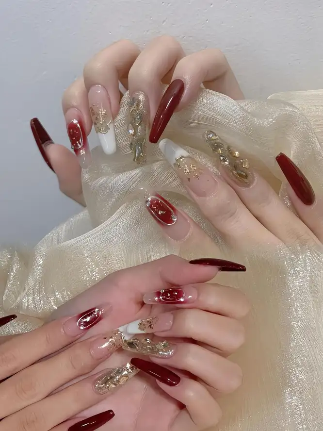 móng tay màu đỏ mậnnổi bật