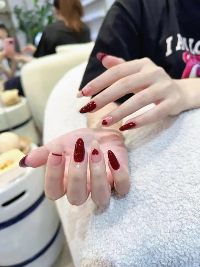 Mẫu móng tay màu đỏ phong cách