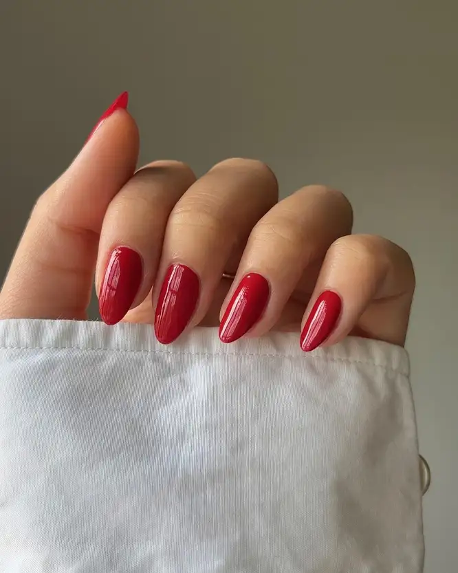 Sơn móng tay màu đỏ tươi