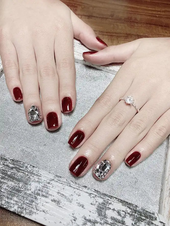Mẫu móng tay đẹp nhẹ nhàng màu đỏ