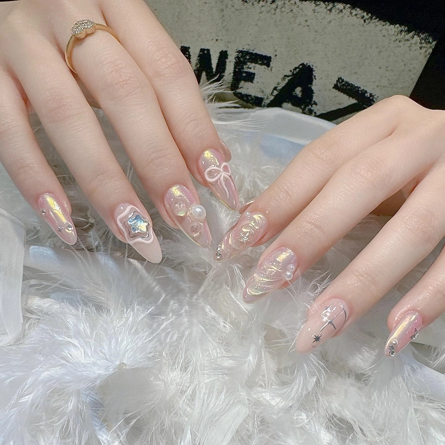Mẫu nail móng nhọn tròn đính đá nhỏ