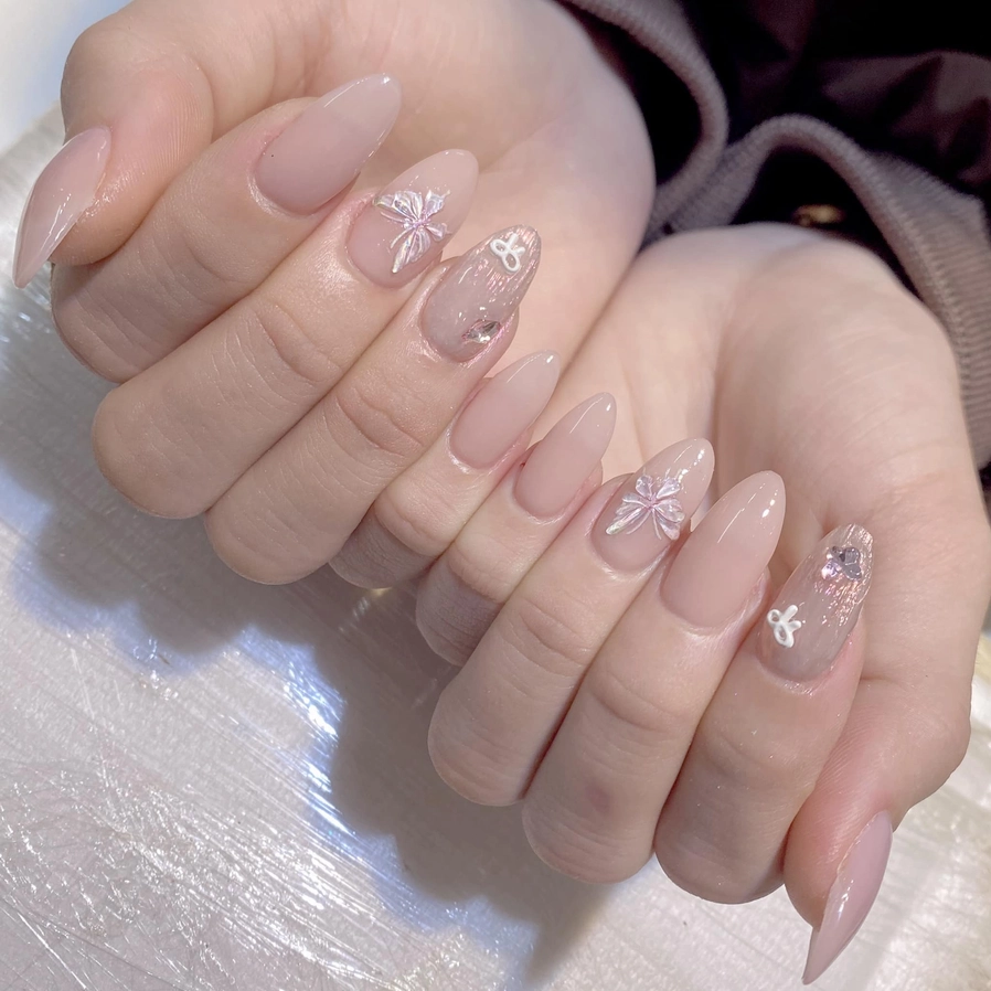 mẫu nail móng nhọn tròn đính đá tone nude