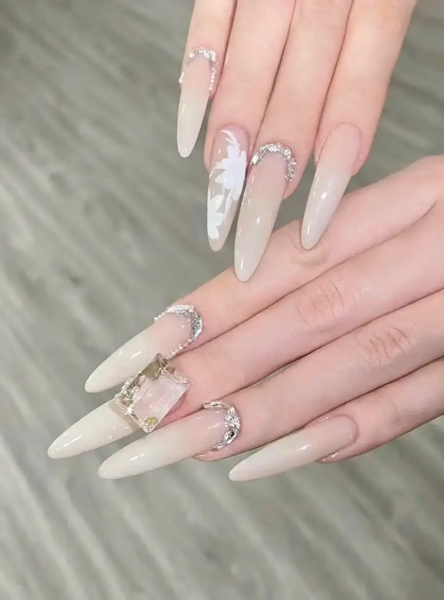 mẫu móng tay tròn nhọn đơn giản