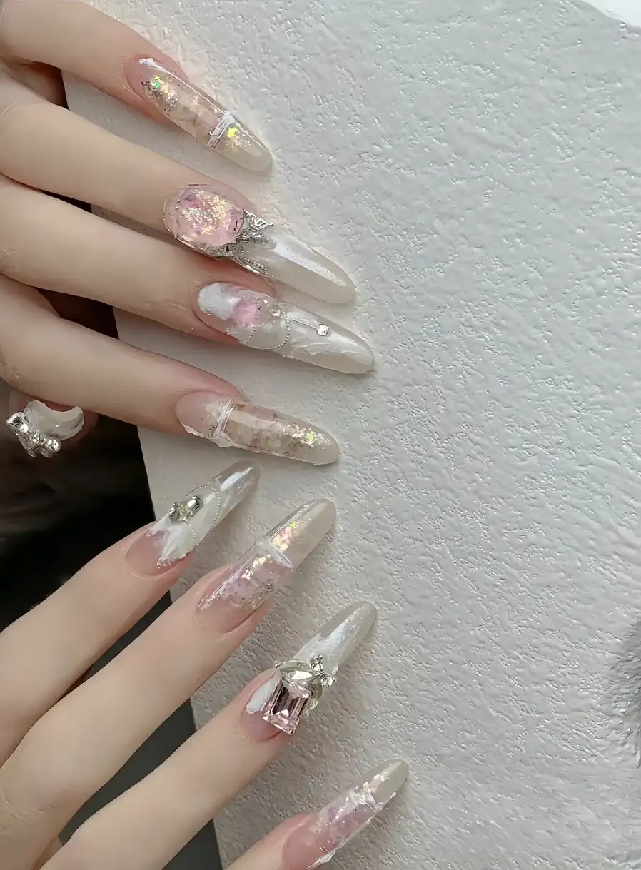 mẫu nail tròn nhọn đơn giản hot 2025
