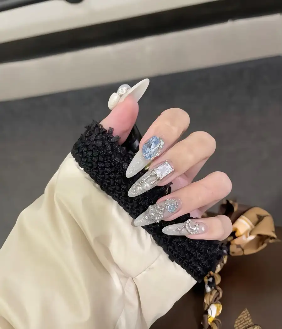 mẫu nail tròn nhọn đẹp trẻ trung