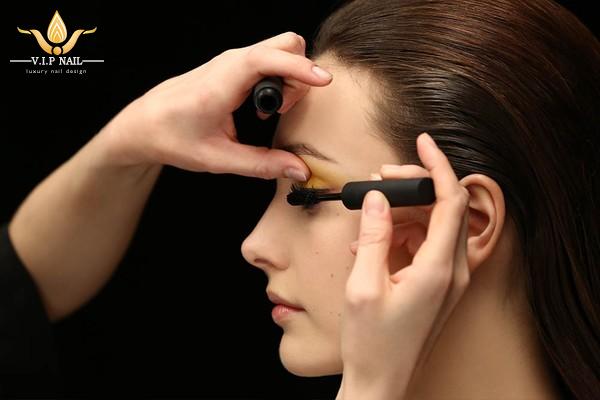 Chọn mascara phù hợp với từng kiểu lông mi; - baogiadinh.vn