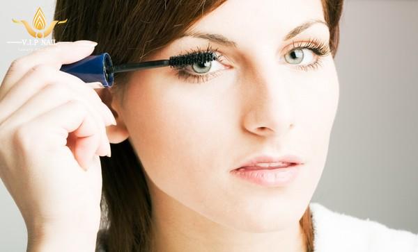 Chọn mascara phù hợp với từng kiểu lông mi; - baogiadinh.vn