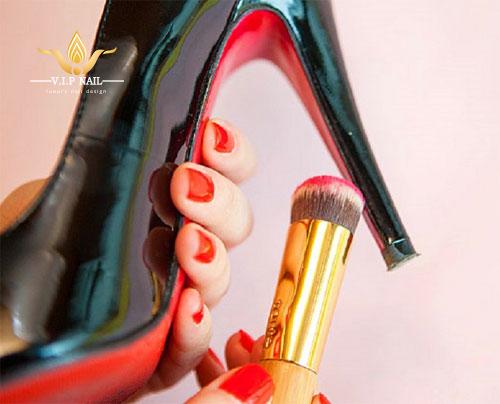 Phong cách với gót giầy đỏ - baogiadinh.vn
