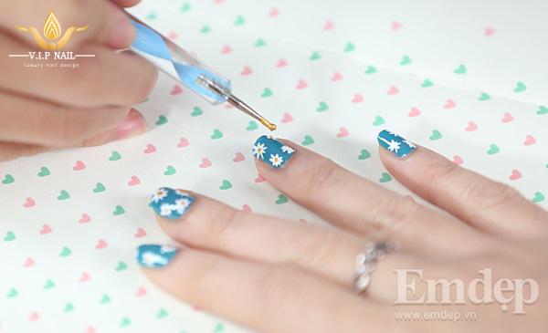 Hướng dẫn học vẽ nail hoa cúc trắng chào Thu - baogiadinh.vn