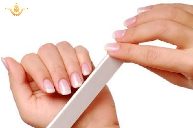 Giũa móng tay đúng cách theo một chiều - baogiadinh.vn