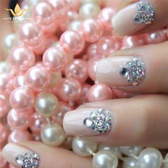 Những mẫu nail màu trắng tinh khôi cho cô dâu; - baogiadinh.vn
