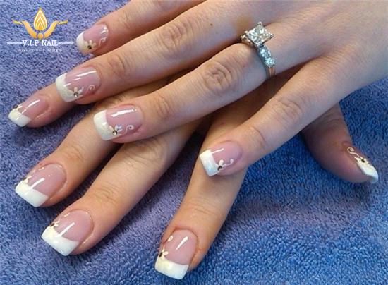 Những mẫu nail màu trắng tinh khôi cho cô dâu