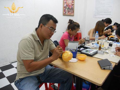 đàn ông học nail - baogiadinh.vn
