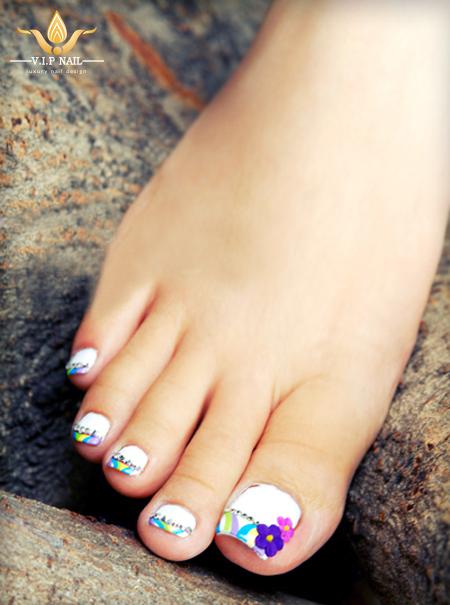 vẽ móng chân cho bạn gái xinh xắn - baogiadinh.vn