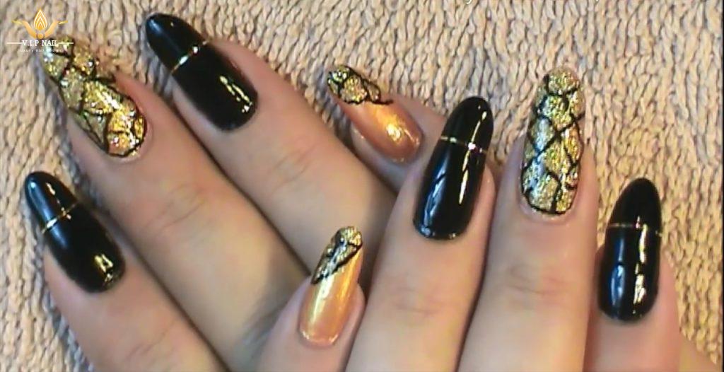 Mẫu Nail Đẹp: Mẫu nail phối đen và vàng, xu hướng nail 2021, hướng dẫn vẽ nail họa tiết đen vàng tại nhà.