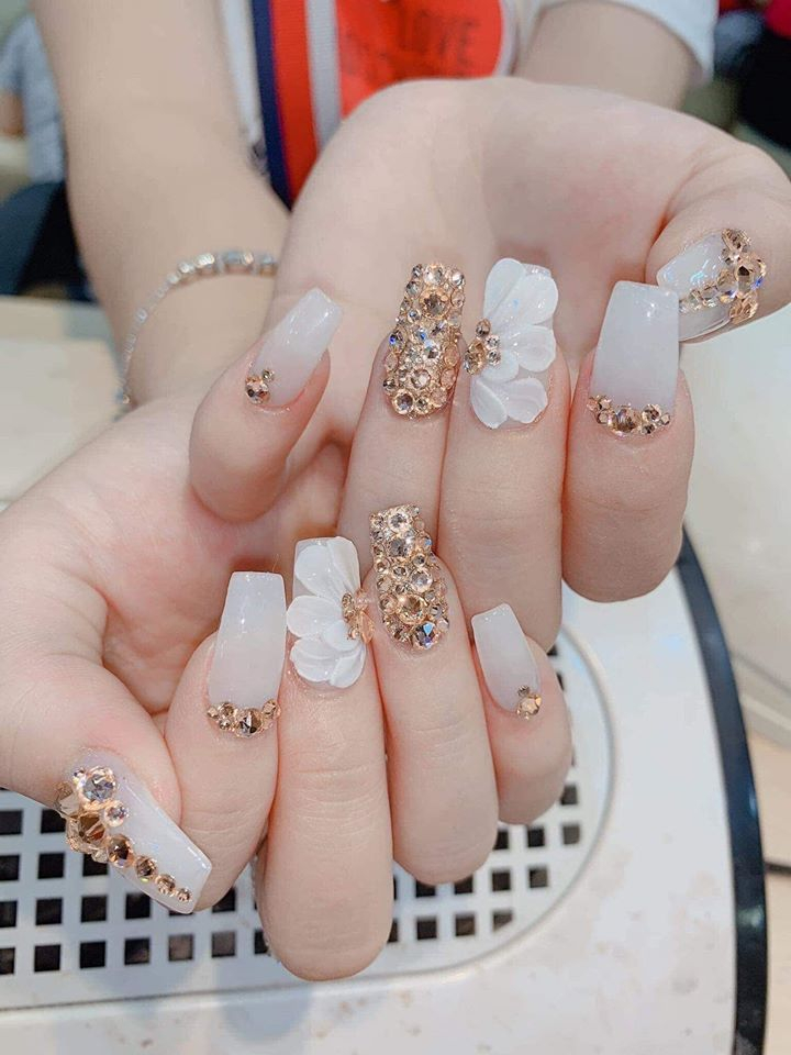 Mẫu nail thanh lịch phù hợp với bàn tay mảnh khảnh - Vân Uyên Nail