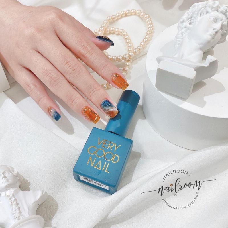 Mẫu nail ấn tượng khác đến từ nhà Nail Room