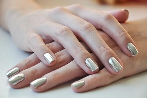 Mẫu nail metallic tráng bạc đẹp năm 2021 - lamnails.Net