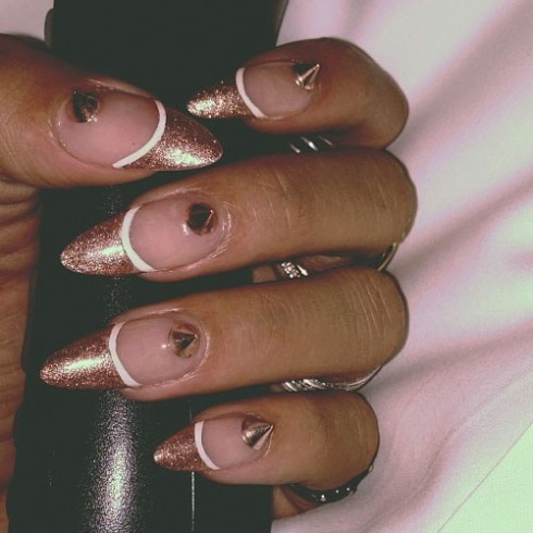 mau-mong-tay-dep-1-cua-Rihanna-elle-vn-490x490 - lamnails.Net