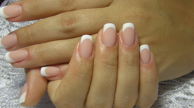 Móng tay acrylics phải được gỡ bỏ đúng cách nếu không sẽ làm tróc lớp móng thật- lamnails.net