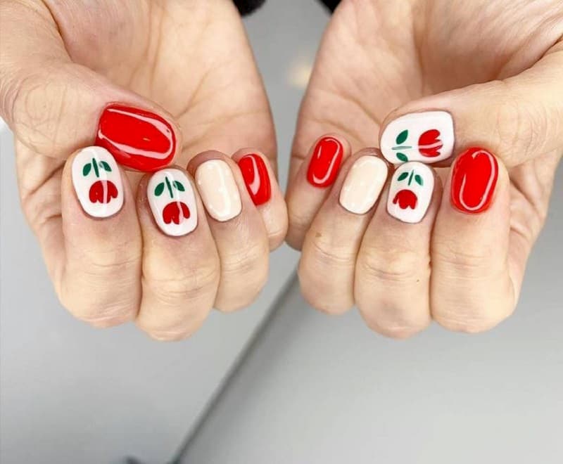Mẫu nail màu đỏ vẽ hoa nổi bật 