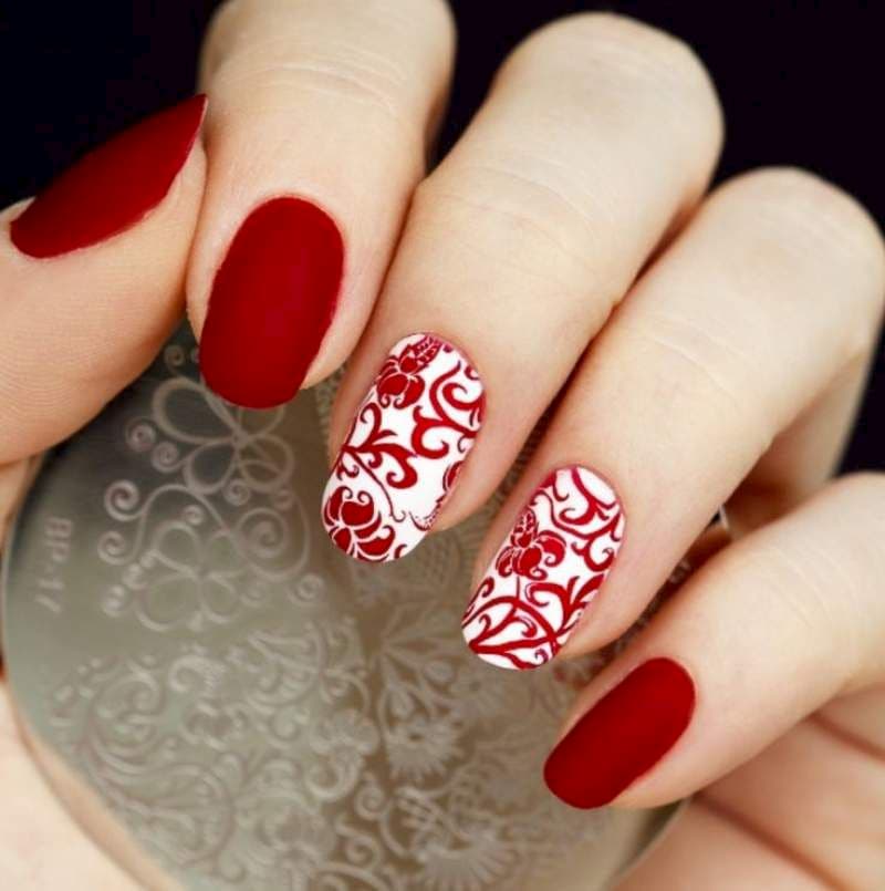 Mẫu nail màu đỏ cách điệu 